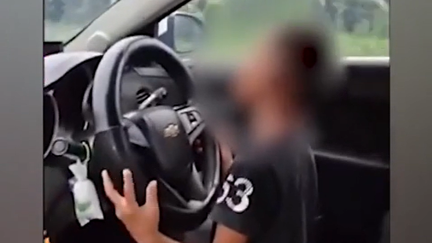 Video 'bé trai 7 tuổi lái ôtô' gây phẫn nộ vì thú vui mạng xã hội