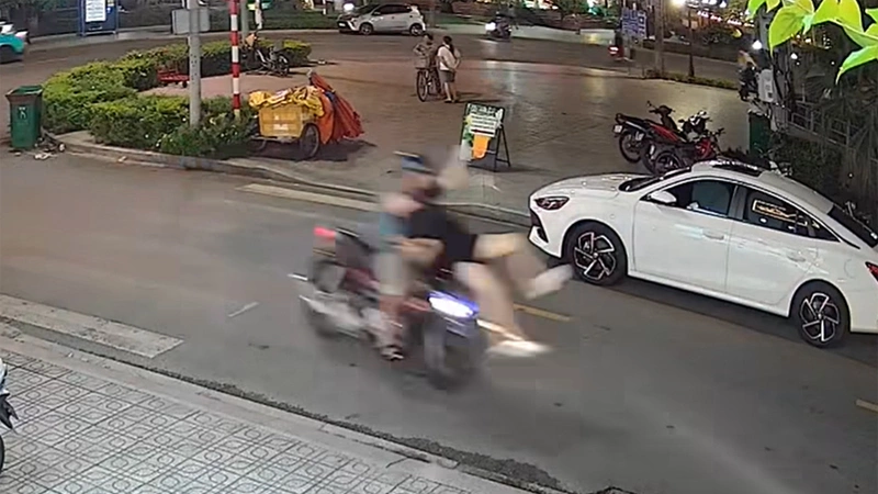 Người đi xe máy tông trúng cô gái đi bộ: ai sai?
