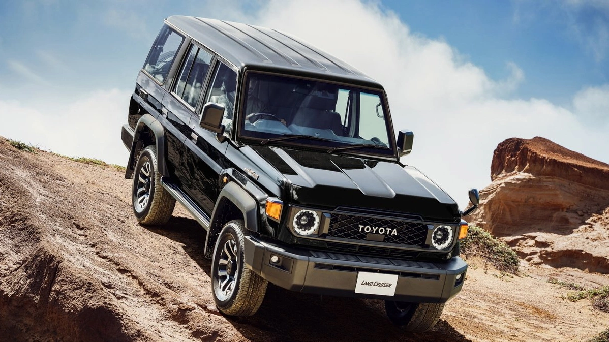 Toyota mở bán trở lại Land Cruiser 70, khai tử số sàn