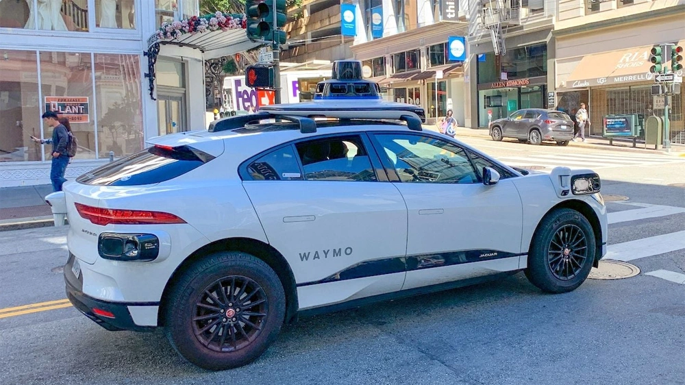 Taxi tự lái thả khách ở sân bay rồi chở hành lý chạy mất
