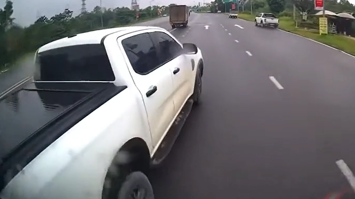 Xe bán tải tạt đầu trả đũa, lùi xe giữa đường để tranh cãi