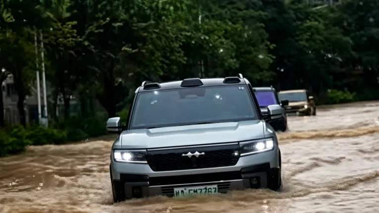 Đoàn ôtô lao vào vùng lũ để cứu trợ bất chấp cảnh báo