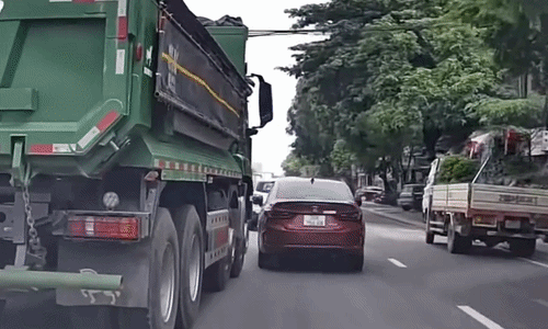 Cú chuyển làn ẩu của xe tải khiến hai ôtô bị đâm xoay ngang