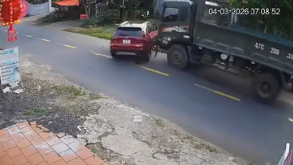 Vượt ẩu, xe con bị xe tải đâm xoay ngang