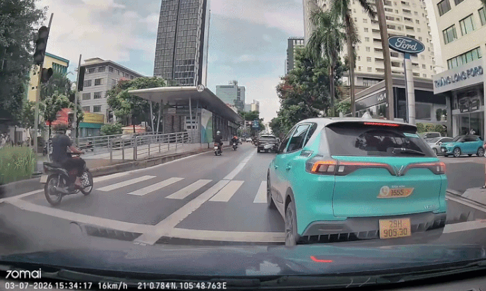 Tài xế taxi đánh người khác tới tấp vì va quệt nhỏ
