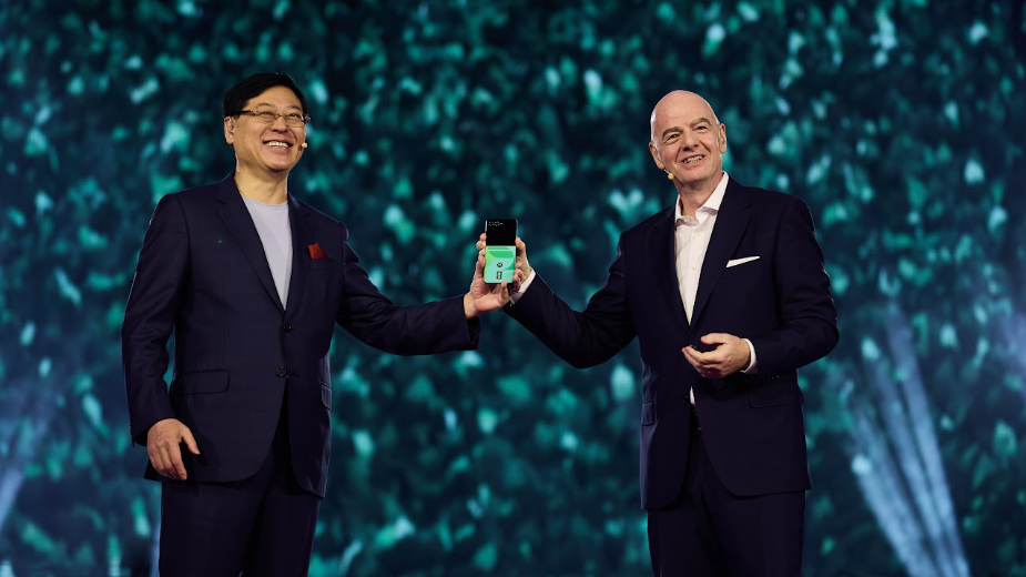 Chủ tịch kiêm CEO Lenovo Yuanqing Yang và Chủ tịch FIFA Gianni Infantino công bố quan hệ hợp tác giữa Lenovo và FIFA. Ảnh: Lenovo. Chủ tịch kiêm CEO Lenovo Yuanqing Yang và Chủ tịch FIFA Gianni Infantino công bố quan hệ hợp tác giữa Lenovo và FIFA. Ảnh: Lenovo.