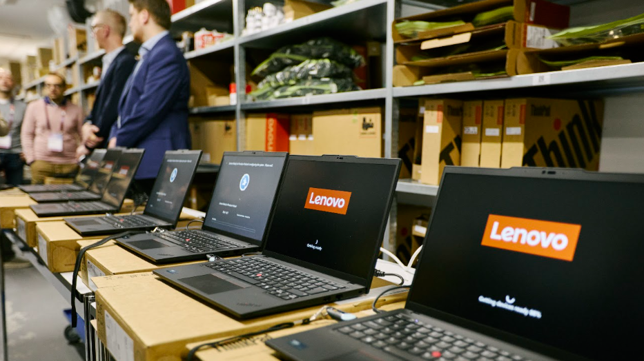 Các thiết bị Motorola, ThinkPad, máy tính bảng và máy chủ Lenovo được sử dụng trong công tác tổ chức. Ảnh: Lenovo. Các thiết bị Motorola, ThinkPad, máy tính bảng và máy chủ Lenovo được sử dụng trong công tác tổ chức. Ảnh: Lenovo.
