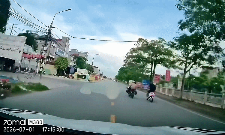 Không liếc nhìn, người phụ nữ ngoặt lái xe máy từ phải qua trái