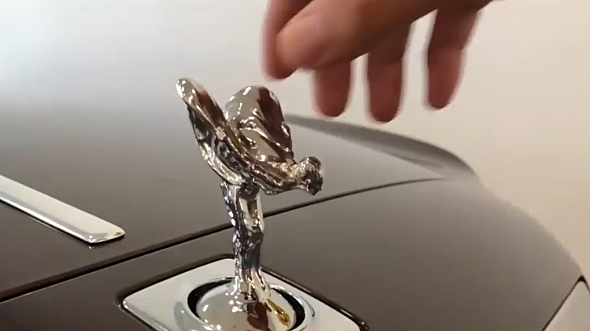 Cách 'thiếu phụ bay' trên xe Rolls-Royce thò, thụt