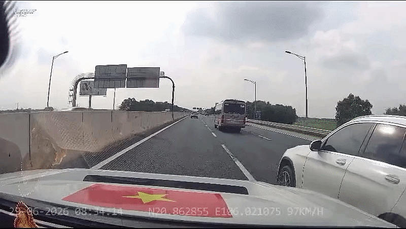 Xe con vượt ẩu khiến hai xe khác gánh họa