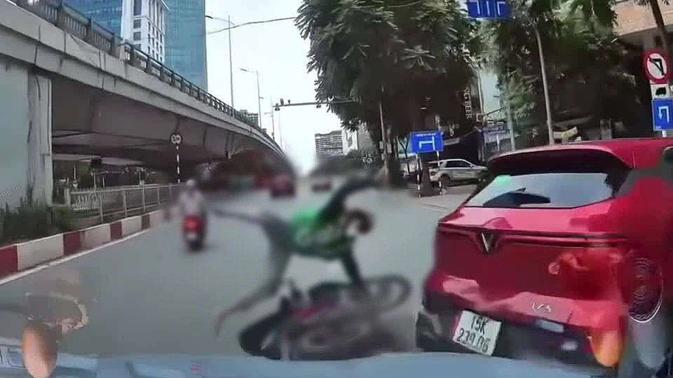 Ôtô lùi xuống đường tông văng xe máy và ôtô khác