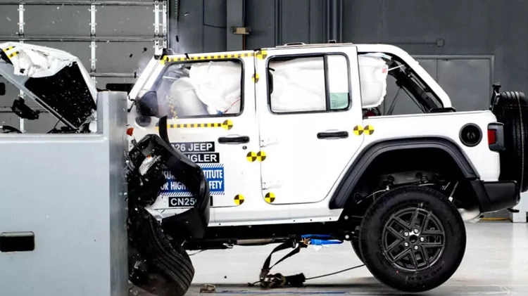 Jeep Wrangler không còn lật khi thử nghiệm va chạm
