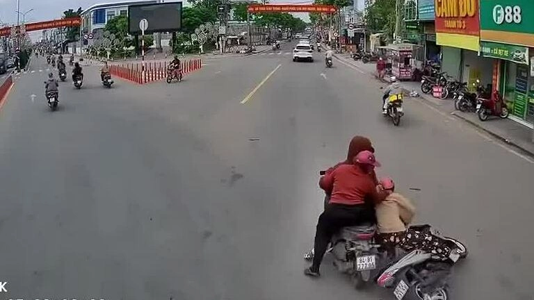 Hai xe máy kéo nhau ngã vì 'chung đường khác hướng'
