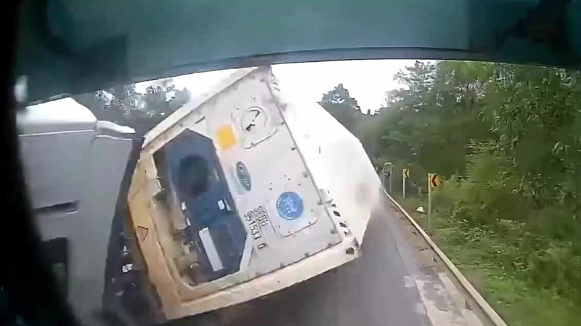 Vào cua nhanh, xe container lật ngang