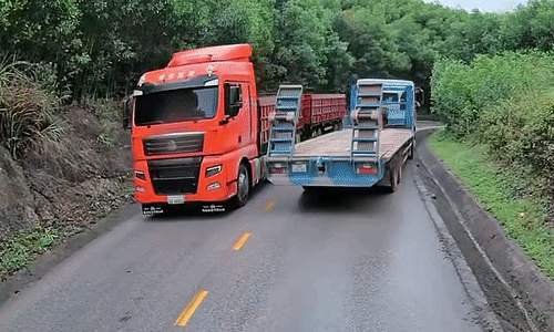 Vượt ẩu tại khúc cua, xe đầu kéo lao xuống mương