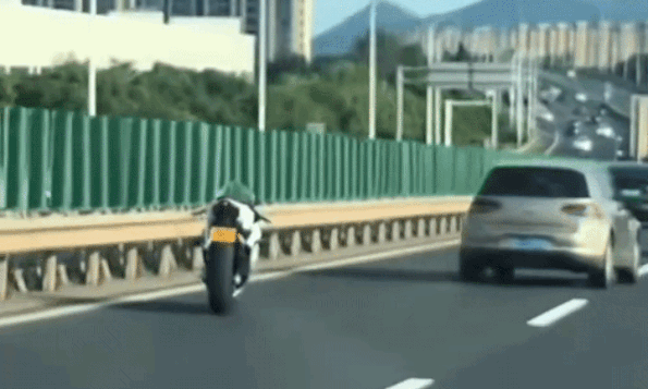 Môtô không người điều khiển chạy trên cao tốc