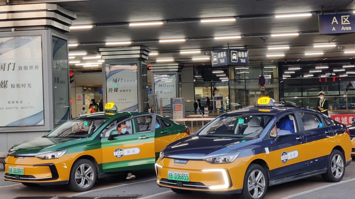 Giá nhiên liệu tăng, người Trung Quốc chuyển sang đi taxi điện