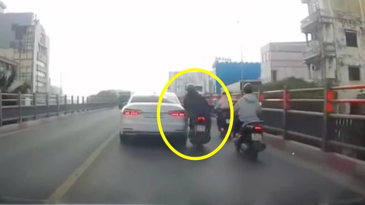 Thanh niên tự chuốc họa vì thói luồn lách khi đi xe máy