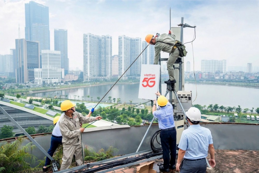 Cùng với sự gia tăng mạnh của lưu lượng dữ liệu di động, nhu cầu kết nối tốc độ cao phục vụ trí tuệ nhân tạo (AI), Internet vạn vật (IoT), sản xuất thông minh, đô thị thông minh và các dịch vụ số ngày càng lớn. (Ảnh minh họa)