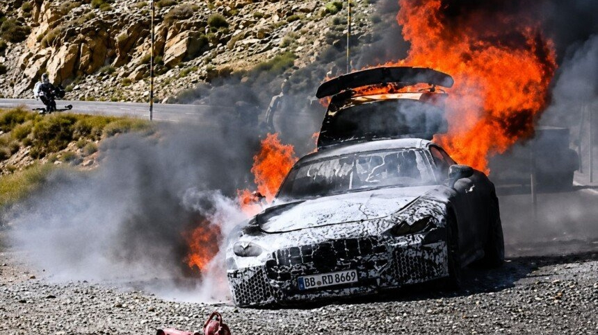 Mercedes-AMG GT cháy rụi khi đang chạy thử