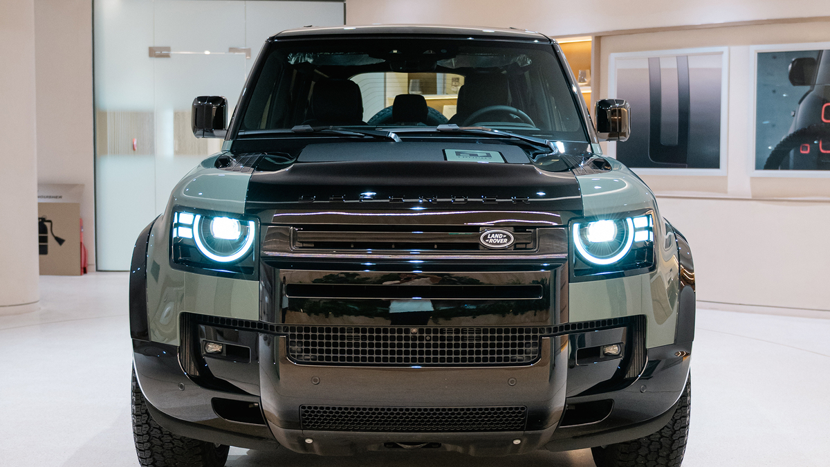 Trong hai phút biết hết về Land Rover Defender Trophy tại Việt Nam
