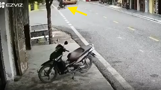Thanh niên đi xe máy lao vào ôtô tại ngã ba